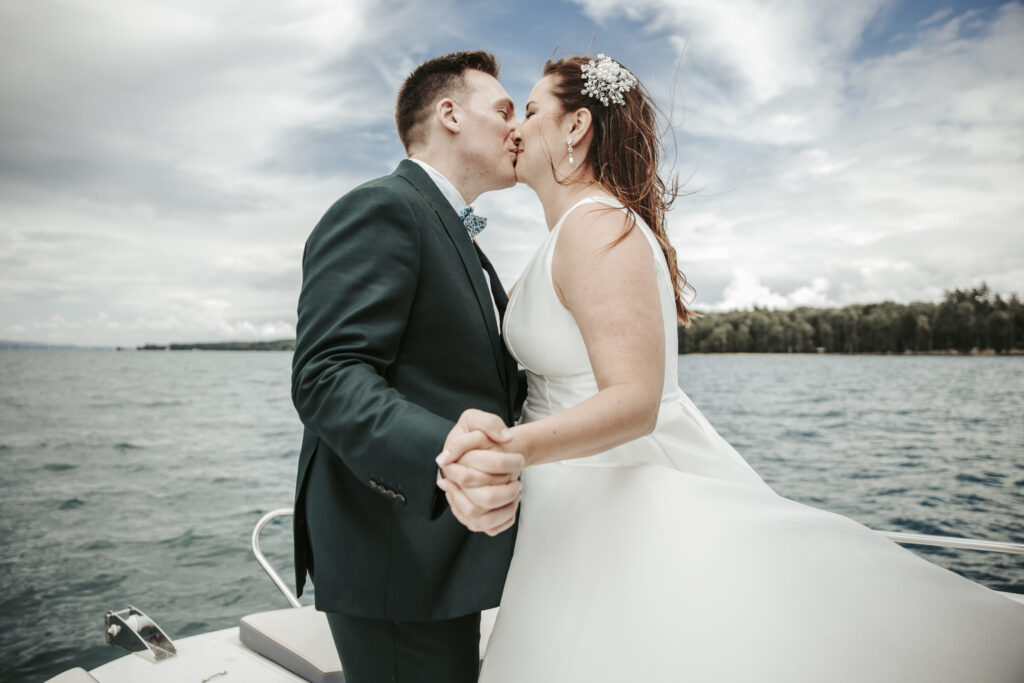 Mariée sur un bateau mariage lac mariée robe de mariée mariage sur bateau 