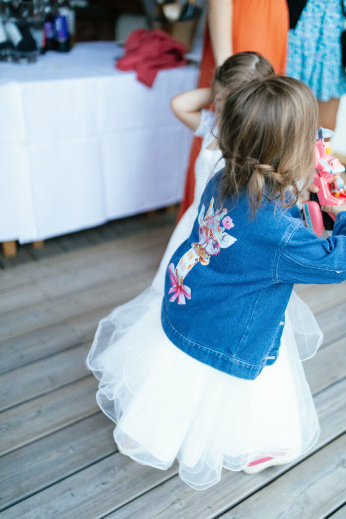 enfant, veste en jean, mariage, robe blanche,