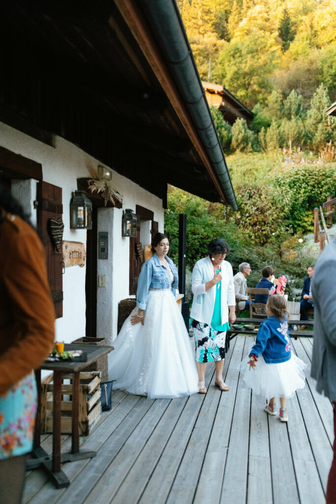 mariée, robe blanche, veste en jean, enfant, cocktail