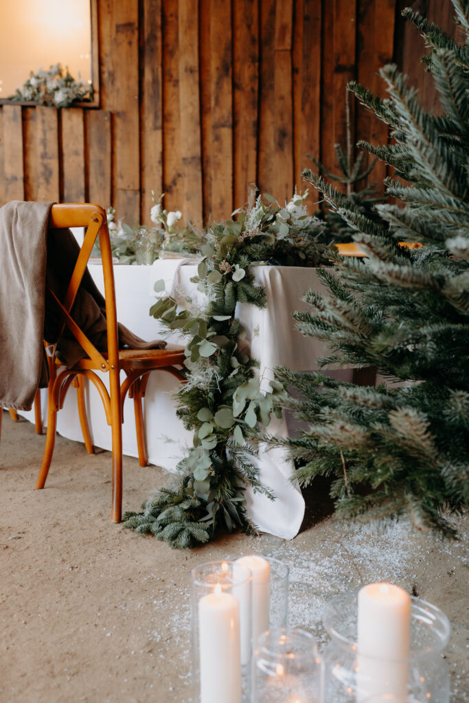 mariage d'hiver ; table mariage hiver ; décoration mariage hiver, chaise bistrot, sapin, eucalyptus, bois, bougies, décoration table, plait