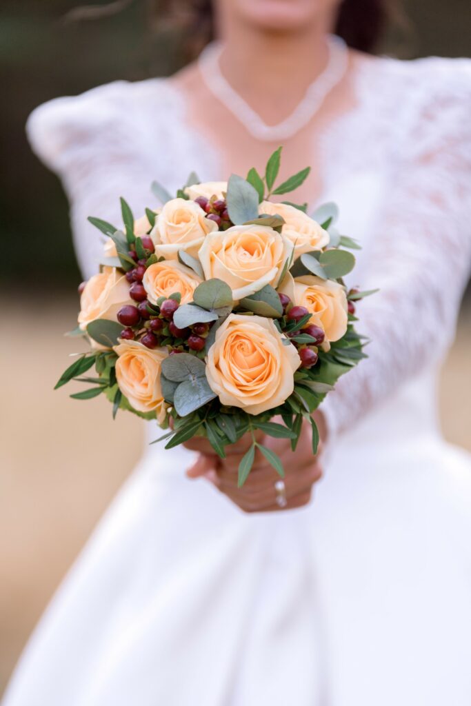 Bouquet de mariée, bouquet rond, robe de princesse, photo mariée, roses pêche, wedding photography