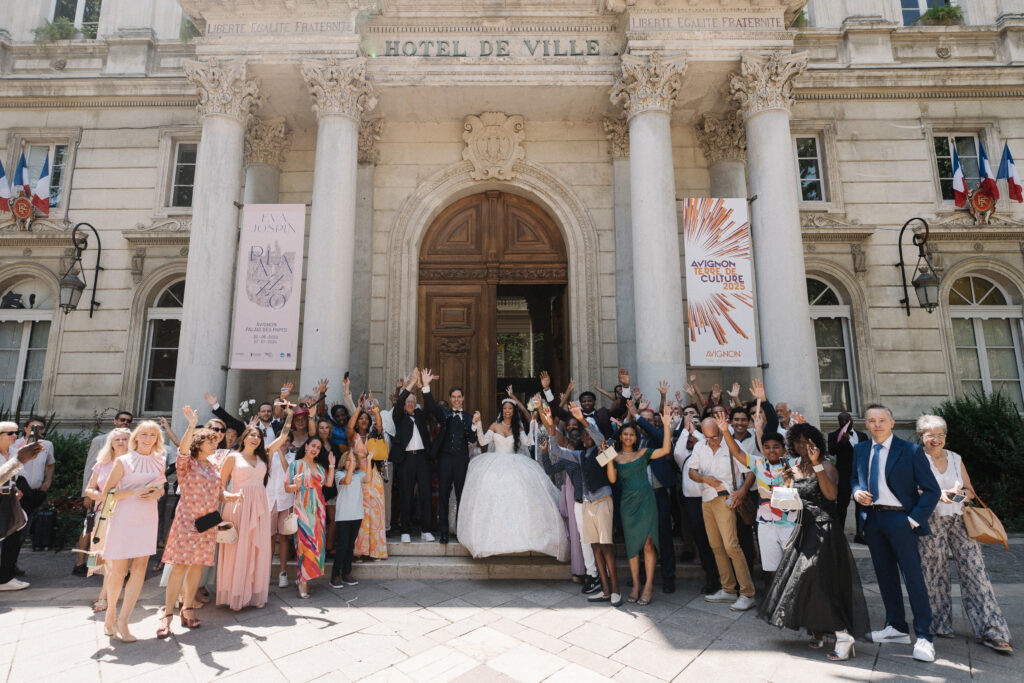 mariage mixte, mariage rose et blanc, photo devant une mairie, hôtel de ville, grande ville de France, ville du sud de la France, robe princesse