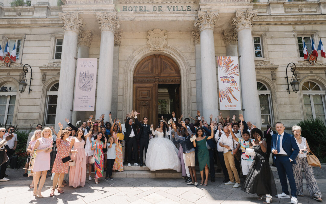 mariage mixte, mariage rose et blanc, photo devant une mairie