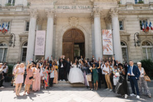 mariage mixte, mariage rose et blanc, photo devant une mairie