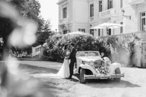 photo noir et blanc, voiture ancienne, couple mixte, château