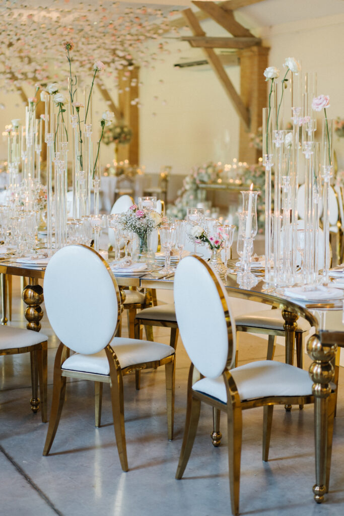 décoration élégant, décoration doré, décoration bougie, décoration rose et blanc, château des 3 fontaines, chaises élégantes