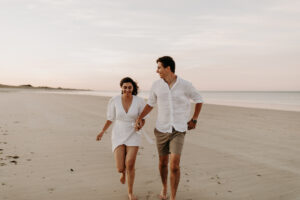 séance d'engagement des mariés à la plage