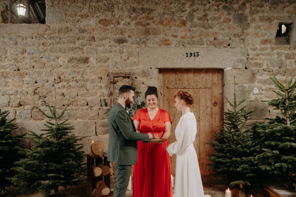 officiante cérémonie laïque, robe rouge, mariée, mariés, costume, robe blanche, cérémonie, vœux