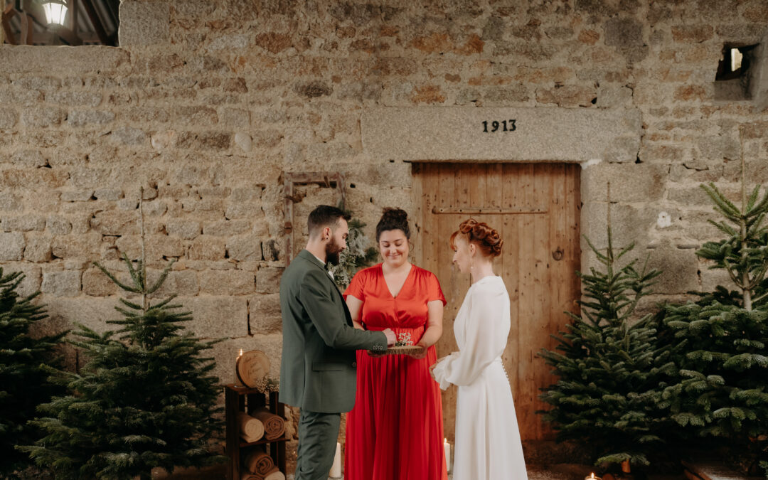 officiante cérémonie laïque, robe rouge, mariée, mariés, costume, robe blanche, cérémonie, vœux