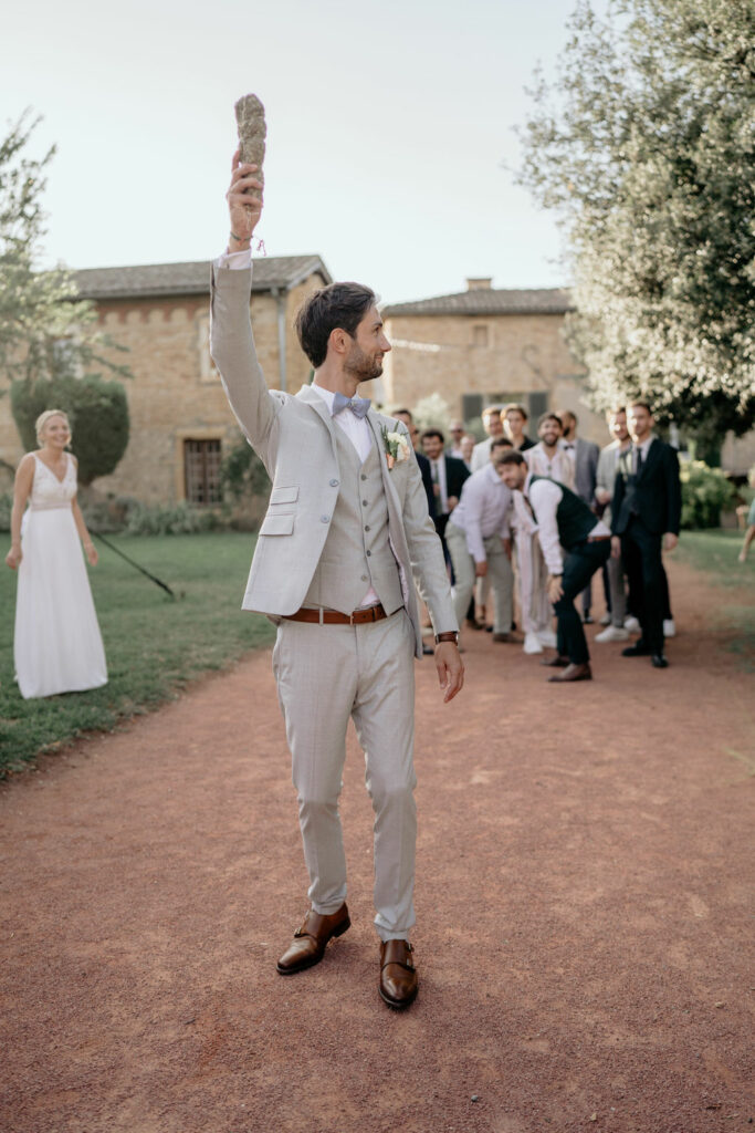 lancer de bouquet, lancer de saucisson, mariage, garçon d'honneur