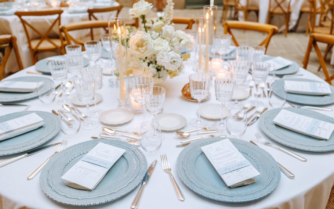 table blanc et bleu, détail de table, décoration de table, détail verre et vaisselles