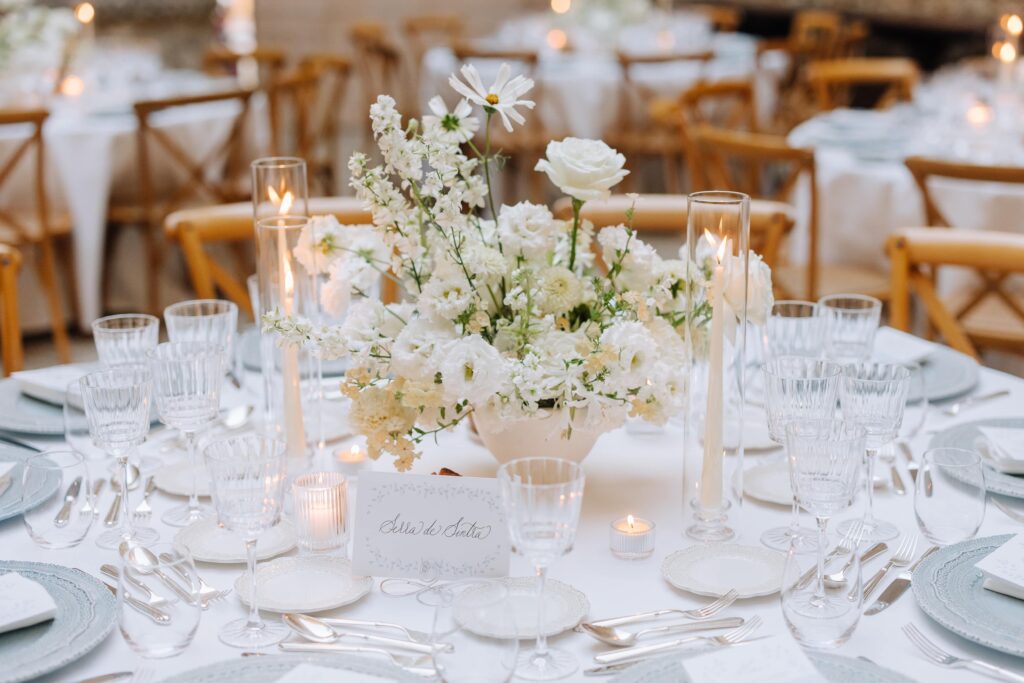 table blanc et bleu, détail de table, décoration de table, détail verre et vaisselles, wedding in Charente, Your wedding