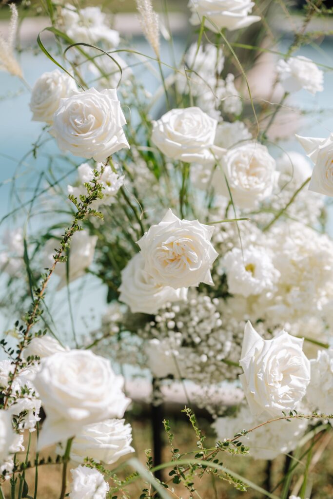Décoration de cérémonie, mariage blanc, cérémonie laique, rose blanche, déco