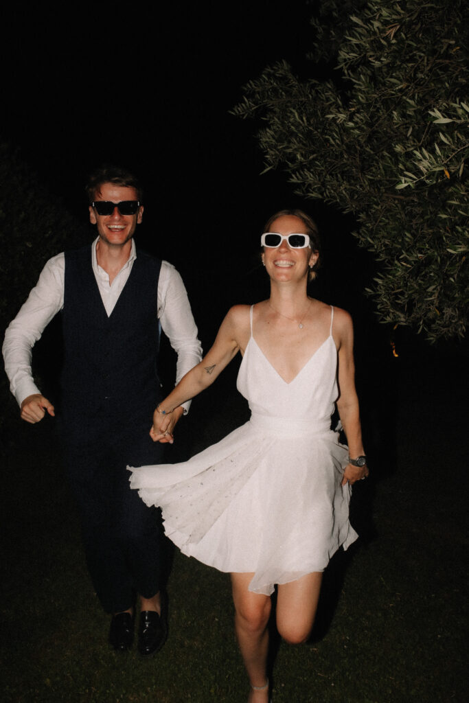 Mariés de nuit, Photo de couple, lunette de soleil, deuxième robe, robe de mariée courte, marié en veste, costume noire