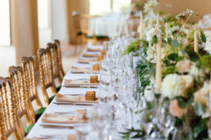 décoration de table, table d'honneur, mariage blanc, mariage élégant, cadeau d'invité, serviette rose, serviette coloré