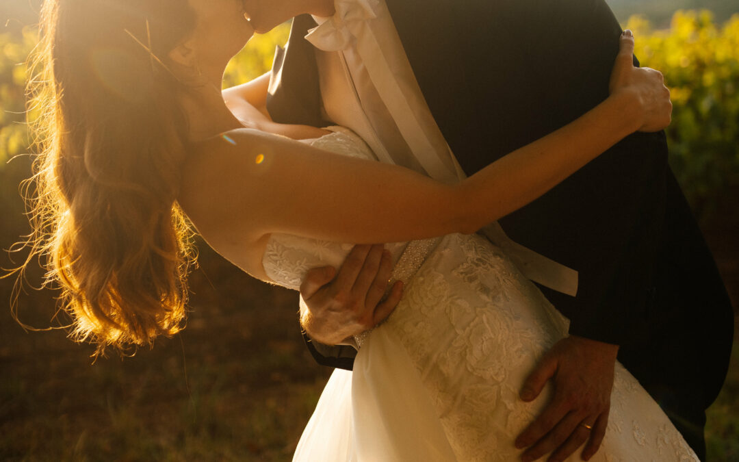 photo de couple, golden hour, lumière incroyable, mariée, marié, bride, groom, voile long,