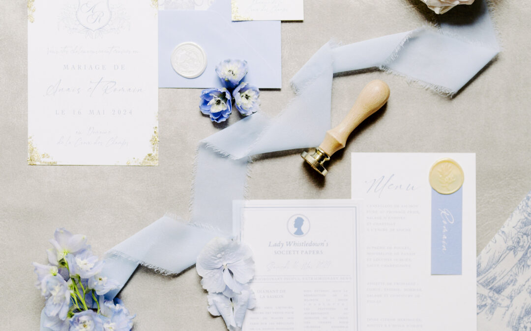 bleu, papeterie, invitation, mariage, ruban bleu, fleurs, cachet de cire, doré, alliance