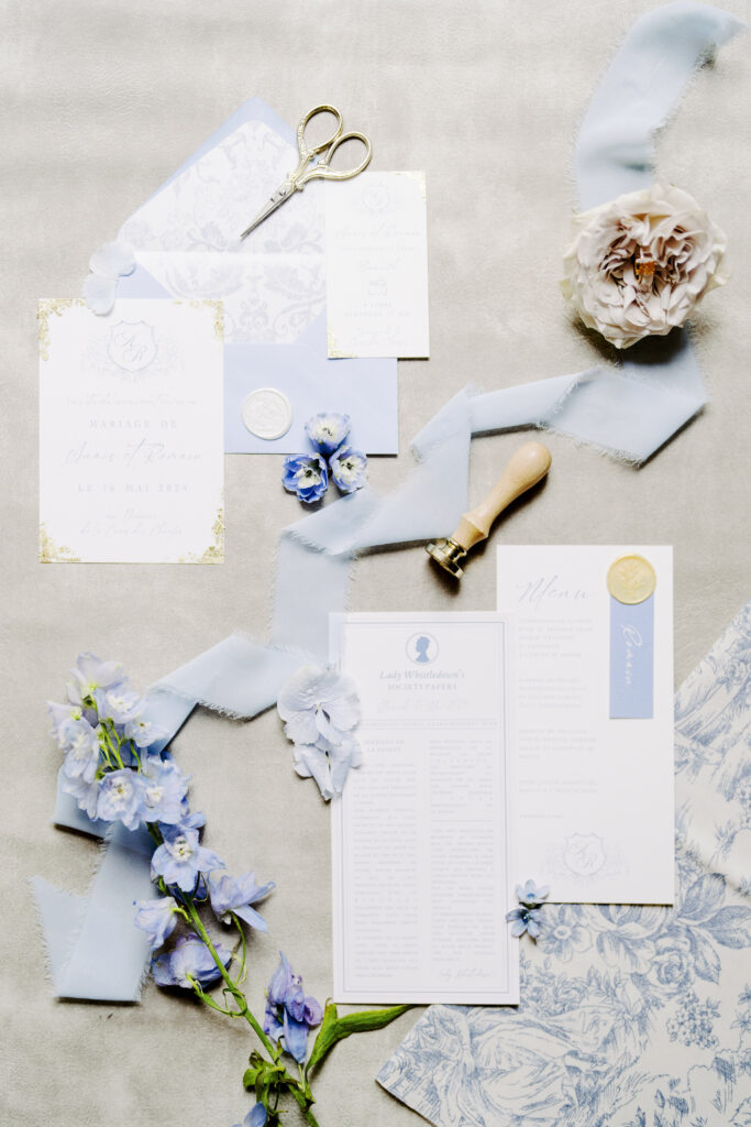 bleu, papeterie, invitation, mariage, ruban bleu, fleurs, cachet de cire, doré, alliance 