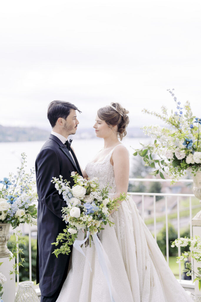 Elopement, fleur, bleu, lac, robe, couple,