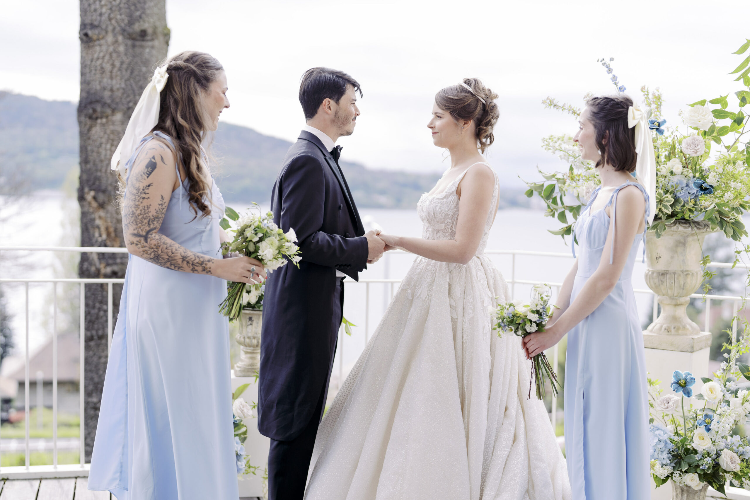 elopement, mariage, demoiselle d'honneur, bleu , robe , robe bleu, lac , fleur , voeux , cérémonie