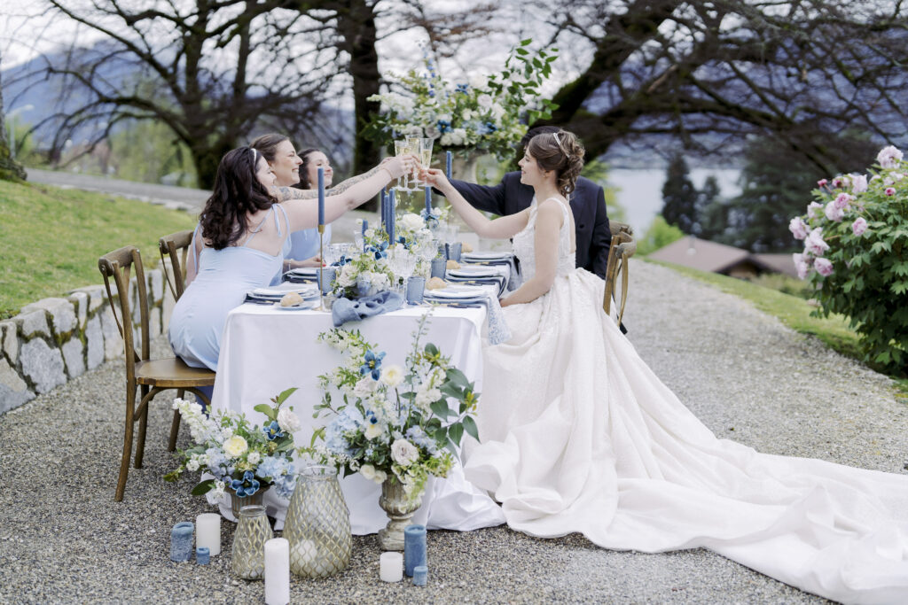 Mariage, lac, fleurs, bleu, table, invité, témoins, repas, bougie, robe, Birdgerton, Cognac