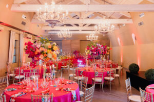 mariage coloré, décoration de mariage, rose, rouge, élégant, violet, choisir ses fleurs en Bourgogne