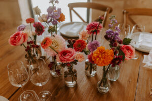 Décoration de téable, fleurs, coloré, mariage sur table en bois