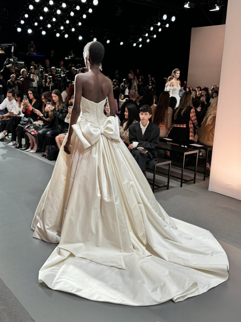 Défilé de la Bridal Fashion week 2024 montrant les tendances robes de mariée 2025 : le noeud , robe de mariée à noeud