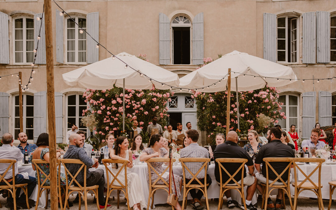 image de mariage intime, personnes qui profite d’un repas