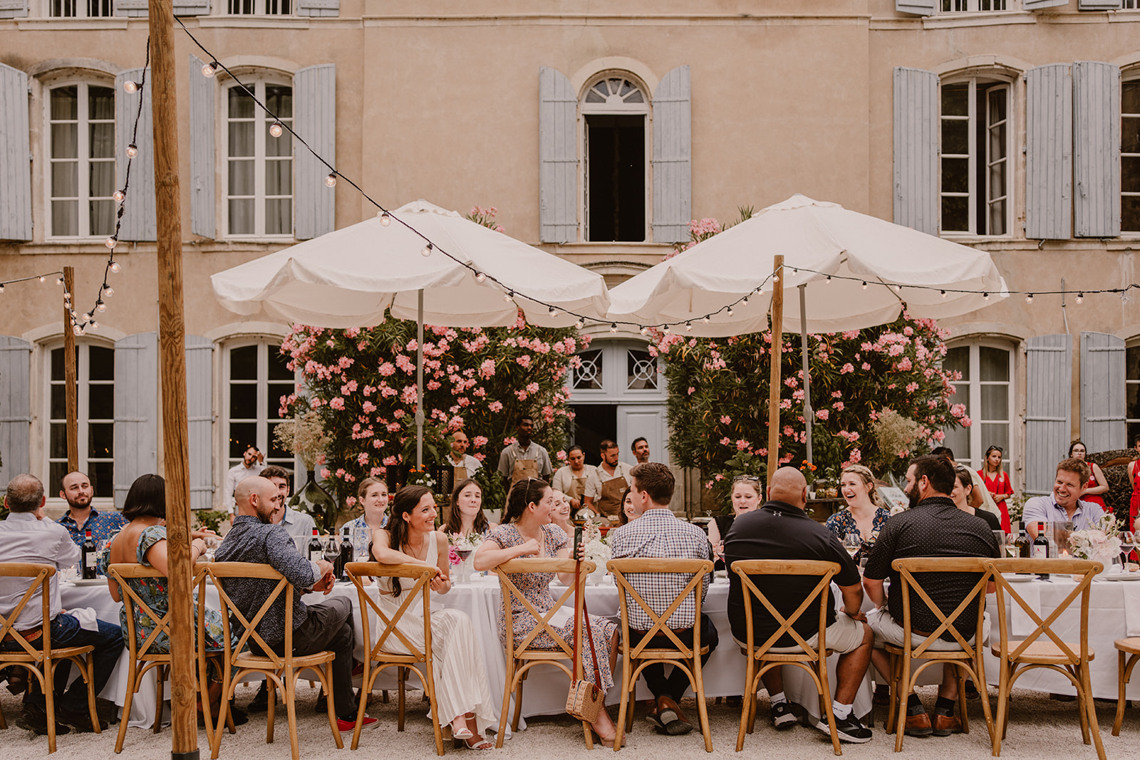 image de mariage intime, personnes qui profite d’un repas, organisation totale