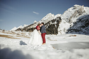 mariage, montagnes, mariées, femmes, robe blanche, costume, soleil, neige, sapins, séance couple