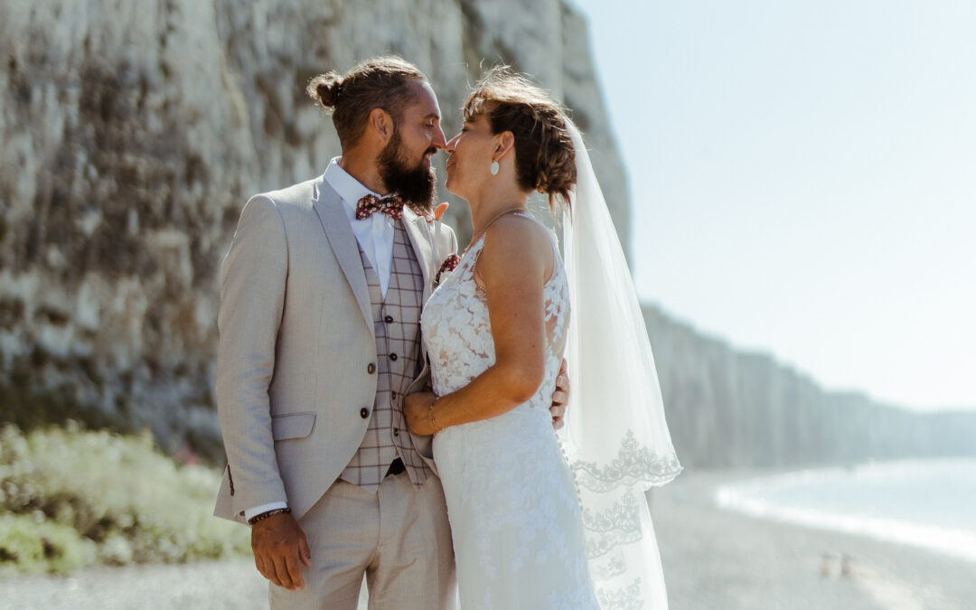 Mariage de Jessica et romain, photo de couple, voile moderne, dentelle, costume, falaise, mer, plage, bisou