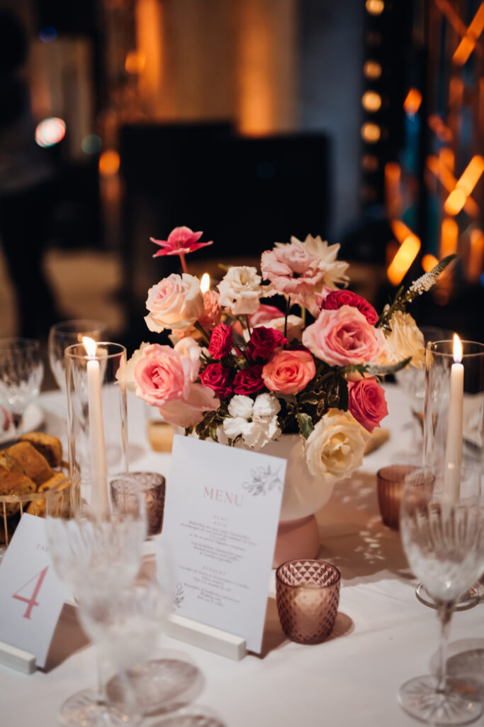 tendance repas : décoration de table , fleurs , rose bougies