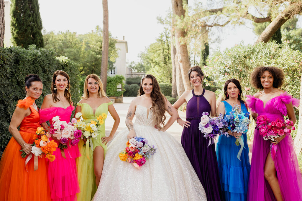 mariage provençal :robe de mariée , demoiselle d'honneur colorées, bouquet , cyprès ,