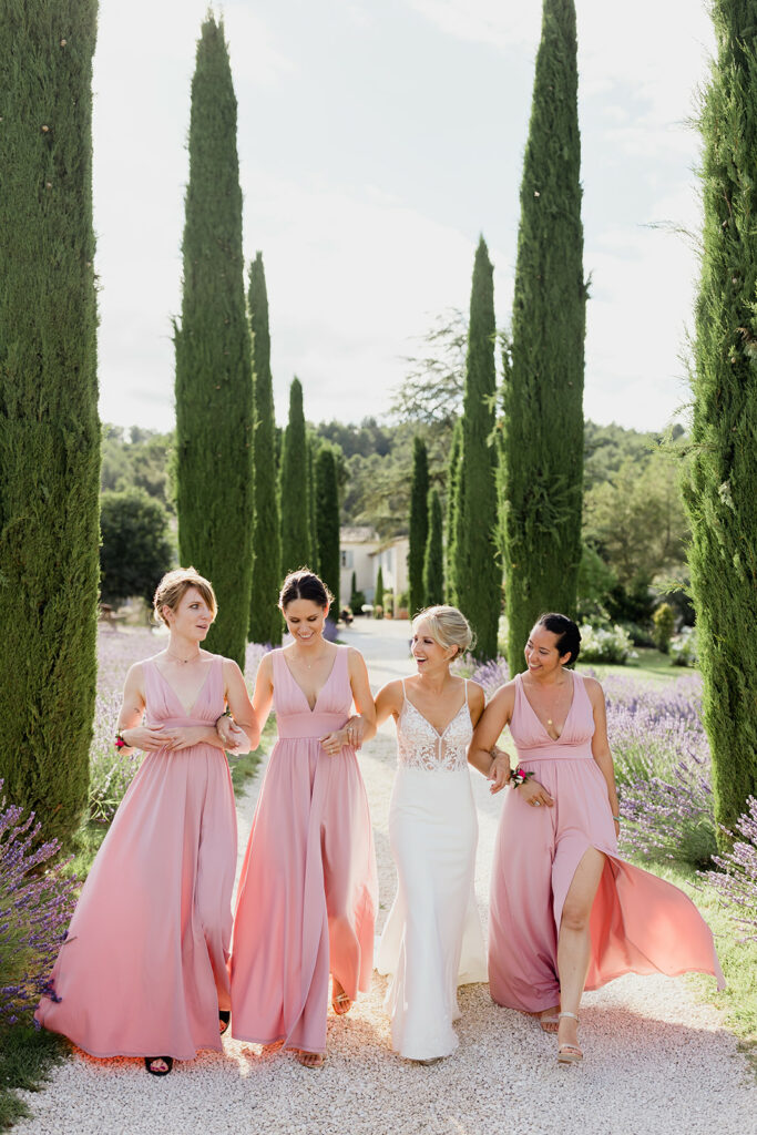 cyprès, robe robe ,marié avec ses demoiselle d'honneur ,bridesmaid ,lavande ,mariage en Provence