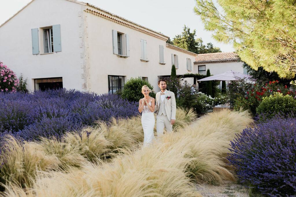 Marié, mariée, couple, mariage, lavande, robe fourreau, robe de mariée