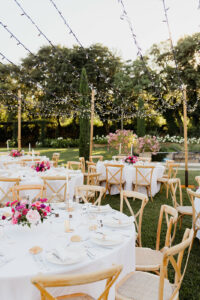 Bouquet de mariée, fleurs roses, couleur rose, repas en extérieur, chaises en bois, nappes blanches, Organisation de Mariage Strasbourg