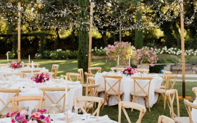 Bouquet de mariée, fleurs roses, couleur rose, repas en extérieur, chaises en bois, nappes blanches