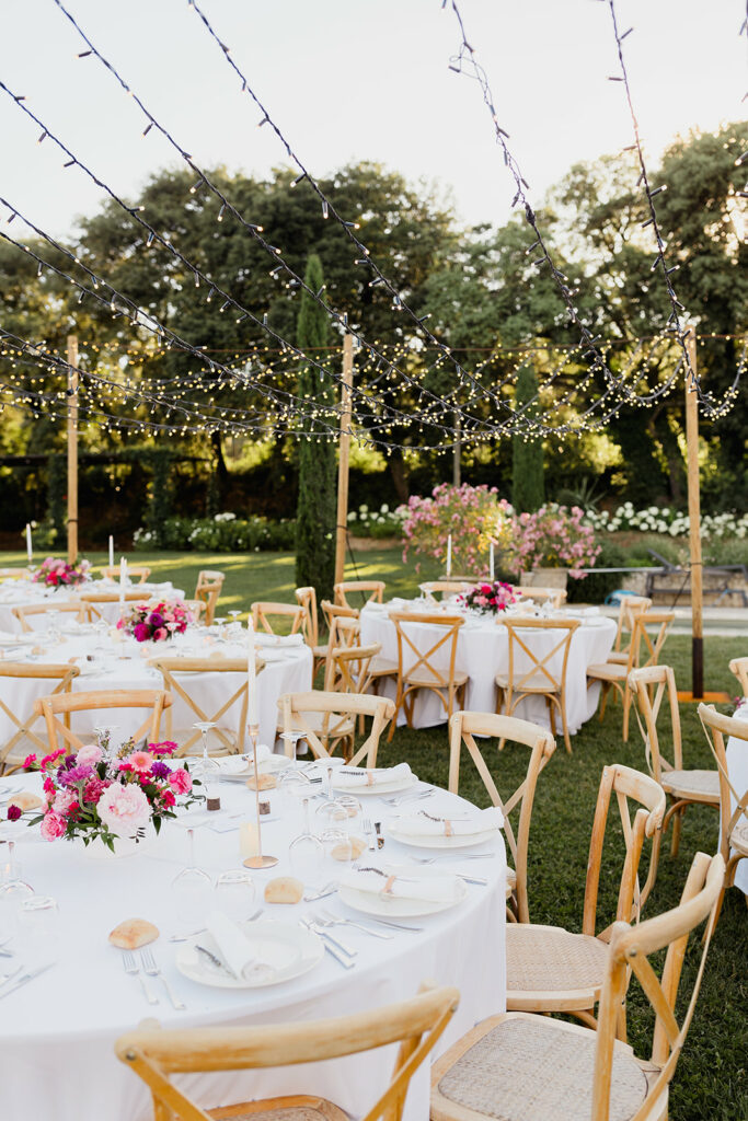 Bouquet de mariée, fleurs roses, couleur rose, repas en extérieur, chaises en bois, nappes blanches, Mariage à domicile