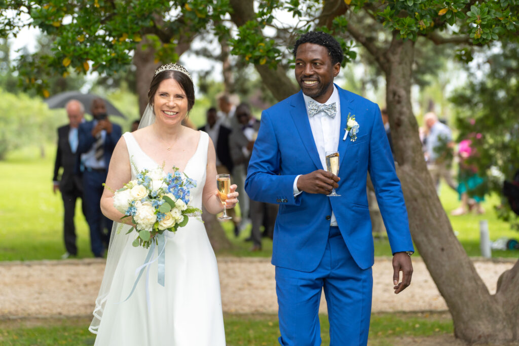 Laura et Mike, bijoux cheveux, mariage, joie, fun, couple, blanc, bleu, 