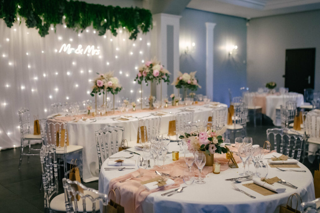 décoration mariage salle reception chemin de table rose fleurs chaise napoleon détail