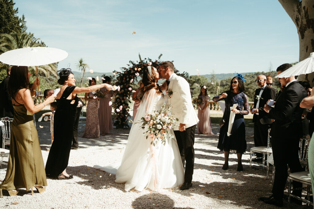 cérémonie, arches de fleur , pétales de fleur , chaise transparente , vue , bouquet de la mariées , mariés ,mariage sur trois jour en Provence 