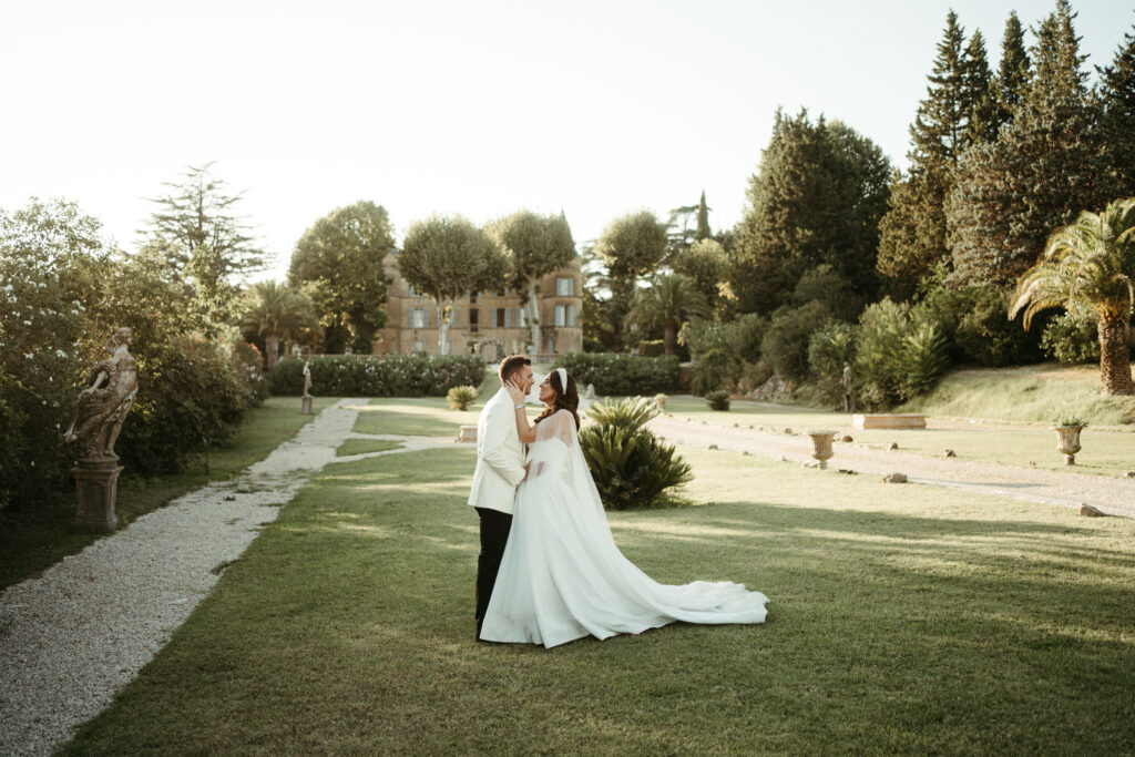 mariage provençales : robe blanche, costume blanc , statut,