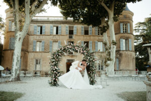 Couple, arche de mariage, chateau, lieux de réception, robe princesse, costume blanc