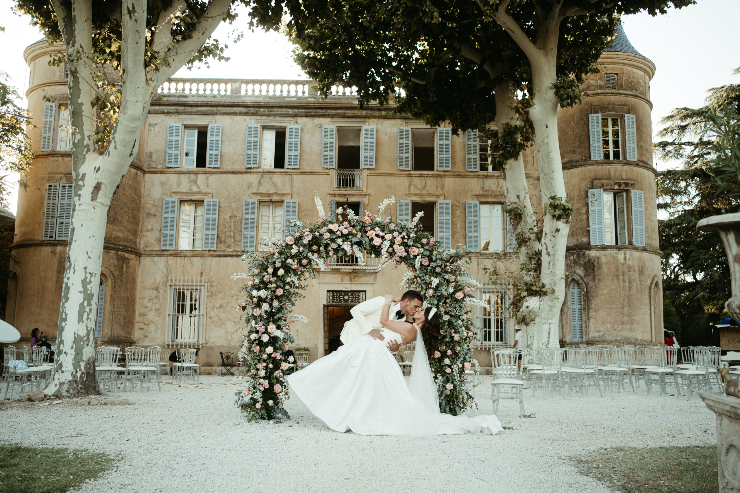 Couple, arche de mariage, chateau, lieux de réception, robe princesse, costume blanc