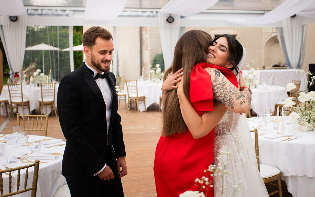 wedding planner, robe rouge, red dress , calin des mariés