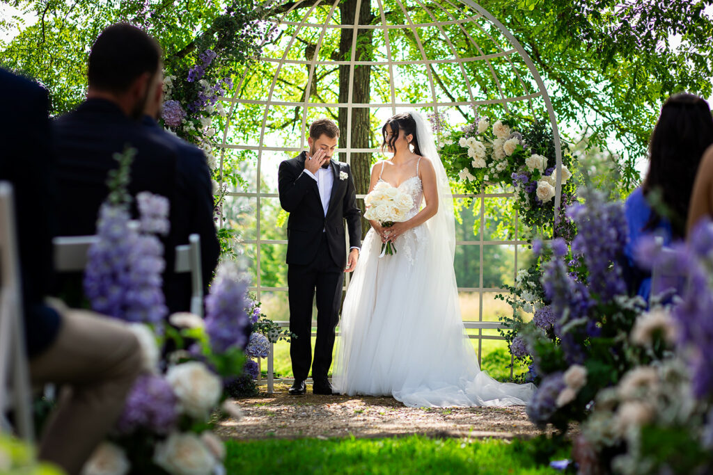 arche de cérémonie, mariage lavande, cérémonie laique, ceremonie laique, allée de cérémonie, hortensias, violet