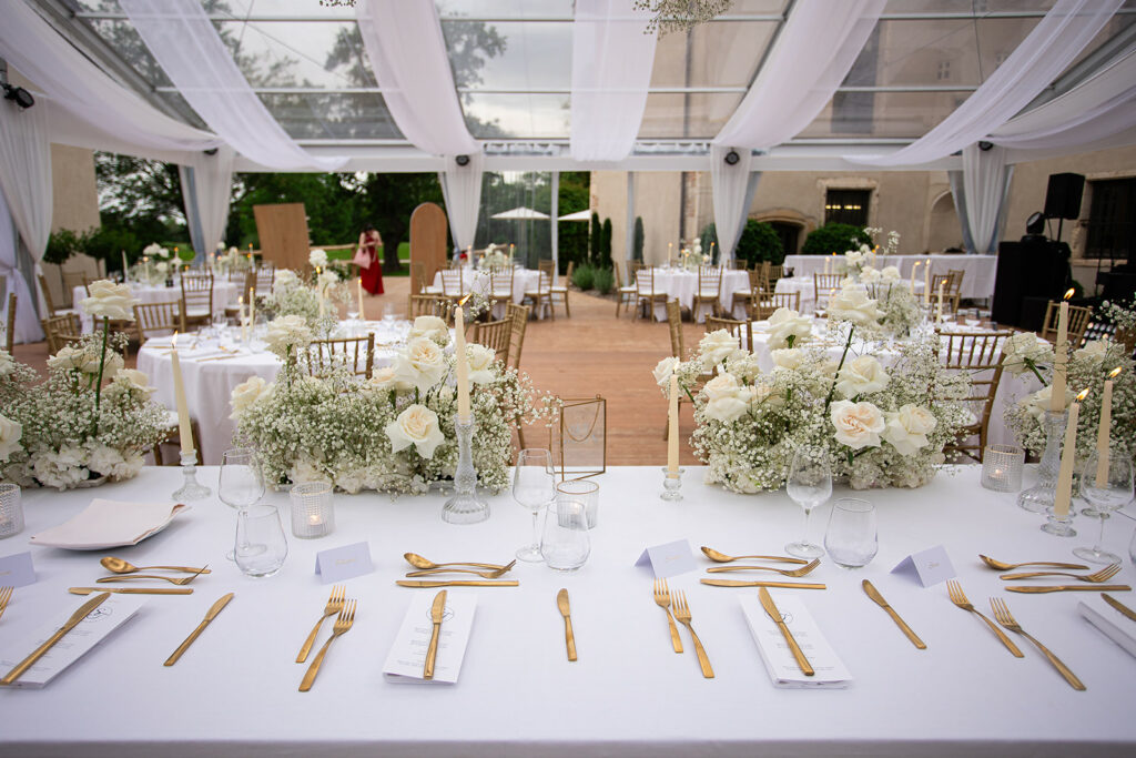 chapiteau cristal, décoration blanche, fleurs blanche, full white , gypsophile, couvert doré , plafond