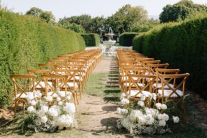 Mariage Marlène et Johaness, allée de cérémonie, décoration, fleurs, tendances florales 2024