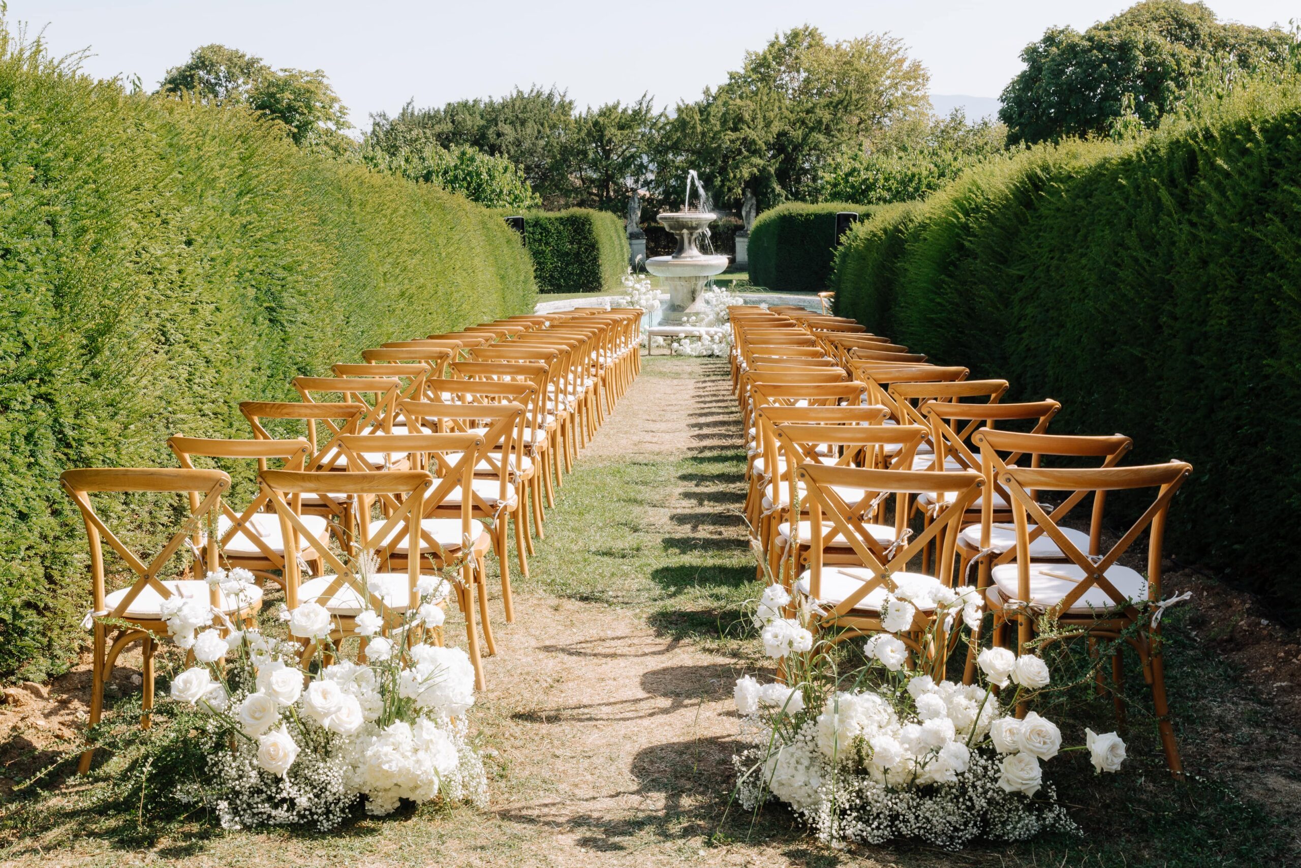 Mariage Marlène et Johaness, allée de cérémonie, décoration, fleurs, tendances florales 2024, lieu de mariage